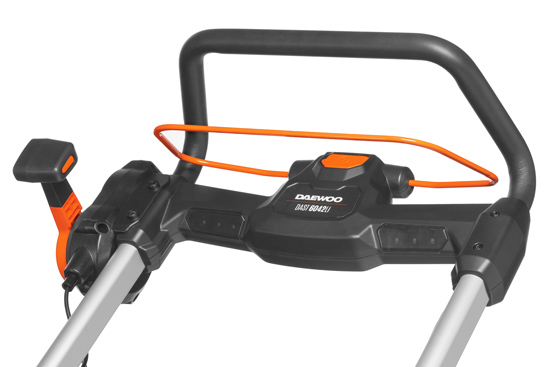 Эргономичная рукоятка с прорезиненной накладкой обеспечивает комфортный и уверенный хват, снижает утомляемость и повышает удобство управления снегоуборщиком.