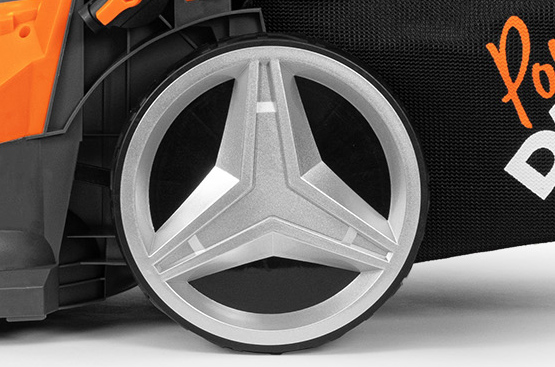 Увеличенный размер задних колес позволяет легче передвигать косилку, в том числе на неровных поверхностях.