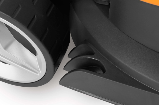 Расположены у колёс газонокосилки, эффективно удаляют грязь и траву, препятствуя забиванию механизмов и облегчая движение по влажной почве.