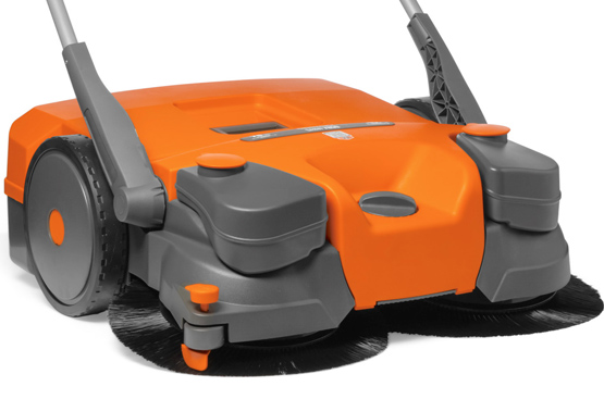 Достигается благодаря широкому захвату щеток, эффективной системе сбора мусора, а также отличной маневренности и удобству управления.