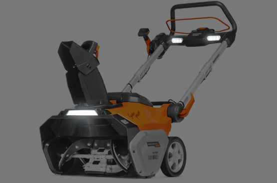 Яркие светодиодные фары качественно освещают рабочую зону перед снегоуборщиком, гарантируя комфорт и безопасность при проведении работ в тёмное время суток. Дополнительно предусмотрена удобная функция кратковременного включения фар на 10 секунд без запуска самого агрегата.