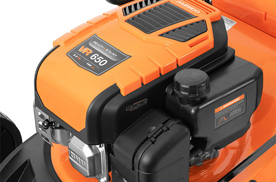 4-х тактный бензиновый двигатель DAEWOO VRE 650, объемом 165 см3 специально разработан для садовой техники. Он отличается надежностью и увеличенным моторным ресурсом, более низким уровнем шума и вибрации.