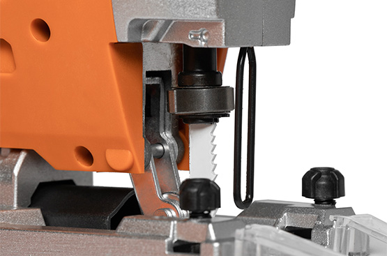 Позволяет экономить время при частой смене полотна (обработка различных материалов)