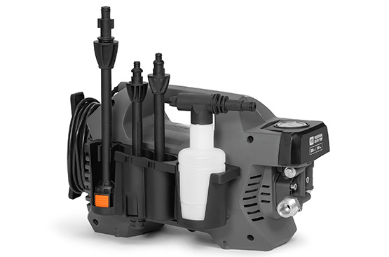 Для размещения аксессуаров на мойке предусмотрен съемный держатель с гнездами для пистолета и насадок.