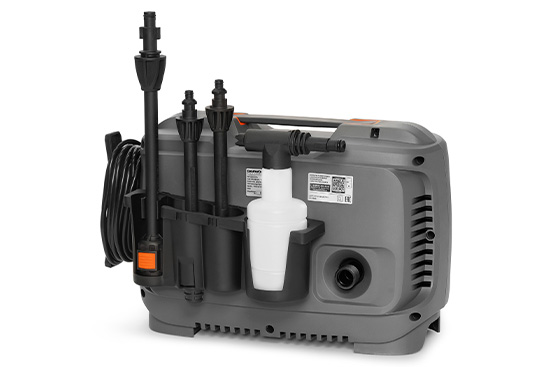 Для размещения аксессуаров на мойке предусмотрен съемный держатель с гнездами для пистолета и насадок.