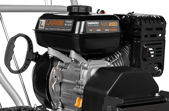 15° угол наклона щетки позволяет выбрасывать снег вправо и влево, сохраняя прямолинейное движение. Фронтальная уборка с углом наклона 0°. Регулировка с панели управления.