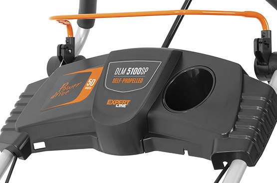 Эргономичная панель управления с удобно расположенными рычагами управления приводом колес и режущей деки. В панель встроены органайзер для мелких предметов и держатель бутылки. Рукоятка имеет мягкую антивибрационную накладку.