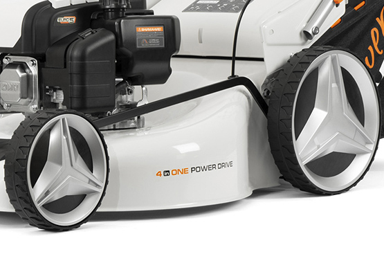 Колеса увеличенного диаметра на подшипниках. Переднее диаметром 205 мм, задние — 280 мм позволяют косилке легко работать даже на неровных участках и иметь хорошее сцепление с поверхностью.