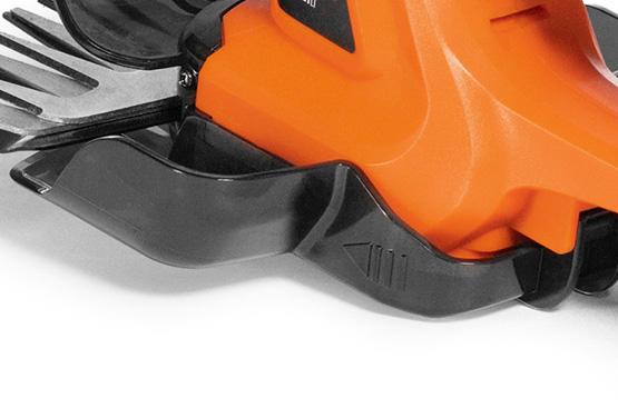 Позволяет собирать срезанную траву прямо во время работы.