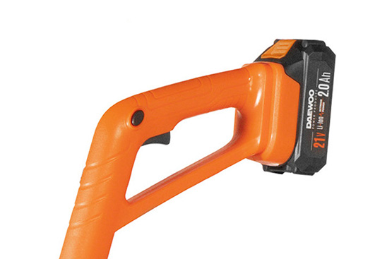 Во время работы с дополнительной рукояткой, аккумуляторная батарея устанавливается в верхней части рукоятки, обеспечивая оптимальную развесовку во время работы с высокими кустарниками.