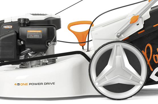 Привод на колеса обеспечивает легкое и комфортное управление газонокосилкой. Плавность хода и высокая маневренность обеспечена оптимальной скоростью движения.