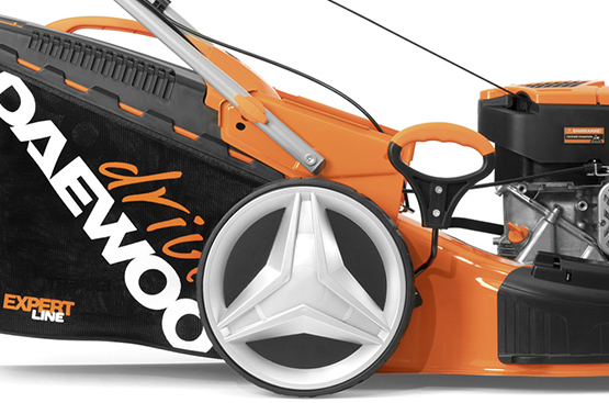 Вместительный травосборник, объемом 70 л, с индикатором заполнения позволяет реже останавливать работу для его опустошения. Сетчатый материал, из которого изготовлена камера, легко поддается очистке от остатков травы и сока растений.