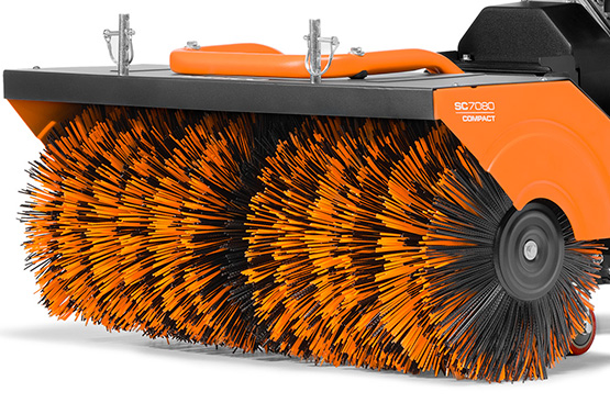 Щетка вращается со скоростью 288 об/мин и убирает снег до основания. Встроенная система регулировка высоты позволяет выбрать интенсивность очистки. Возможность быстрой замены изнашиваемых частей.
