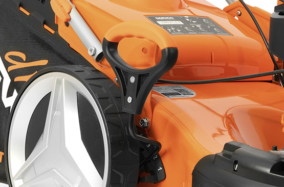 7 ступенчатая центральная регулировка высоты кошения от 25 до 75 мм позволяет выбрать оптимальную высоту травы, в зависимости от назначения газона. Настройка режущей деки производится в одно движение — путем смещения удобно расположенного рычага, который одновременно изменяет высоту подъема передних и задних колес.