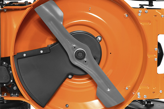 Нож специальной аэродинамической формы из высокопрочной стали с центральным ребром жесткости и увеличенными закрылками и режущими кромками, обеспечивающий высокую эффективность кошения и наполнения травосборника до 100%