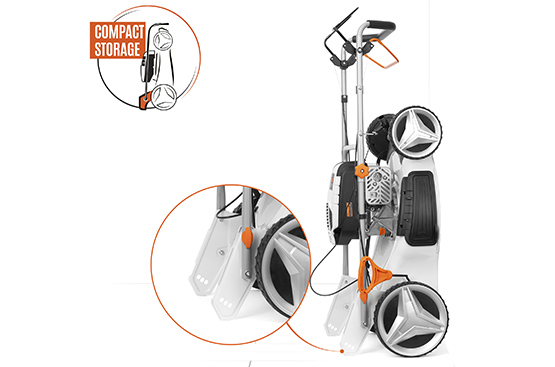 Современная конструкция двигателя и складная рукоятка позволяют компактно хранить газонокосилку в вертикальном положении.