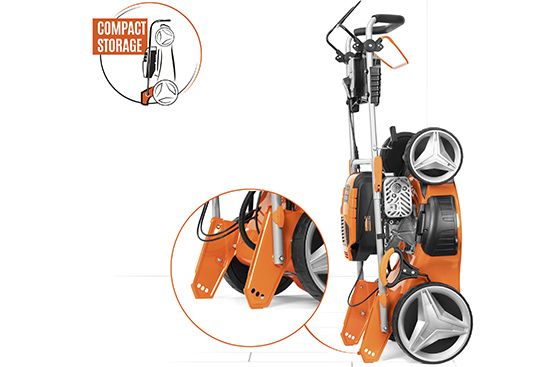 Современная конструкция двигателя и складная рукоятка позволяют компактно хранить газонокосилку в вертикальном положении.