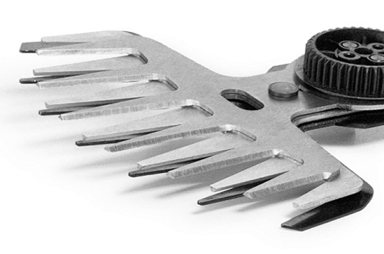 Уникальная режущая система, состоящая из 3-х уровней лезвий, обеспечивает быстрый и чистый срез травы и мелких кустарников.