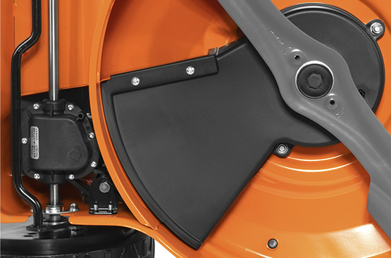 Защитный кожух закрывает приводной ремень на редуктор привода колес и обеспечивает долгий срок его службы и максимальную передачу крутящего момента.